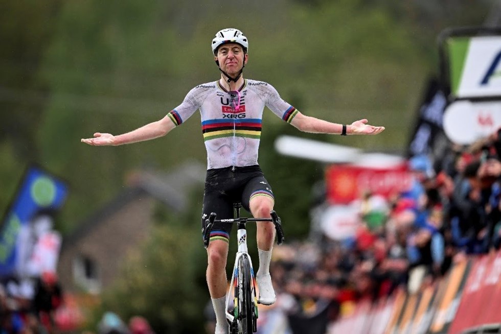 El ciclista esloveno Tadej Pogacar (UAE Team Emirates) celebra su triunfo en la clásica Flecha Valona de 2025.