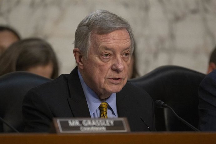 3 de abril de 2025, Washington, Distrito de Colúmbia, EUA: O senador dos Estados Unidos Dick Durbin (Democrata de Illinois), membro da classificação do Comitê do Judiciário do Senado dos EUA, fala durante uma reunião de trabalho do comitê para discutir vá
