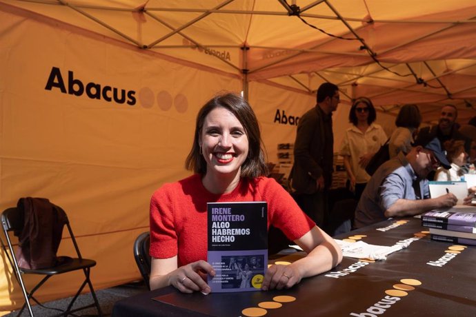 La eurodiputada de Podemos y exministra de Igualdad, Irene Montero, en la firma de su libro por Sant Jordi.