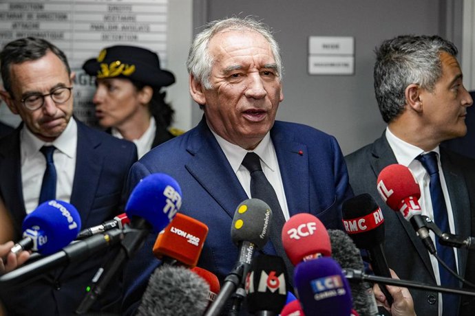 23 de abril de 2025, Saint-Quentin_fallavier, Auvergne Rhone Alpes, França: François Bayrou em uma coletiva de imprensa cercado por Bruneau Retailleau e Gérald Darmanin em apoio aos funcionários da prisão, após vários ataques DDFP "Droits Des Prisonnie