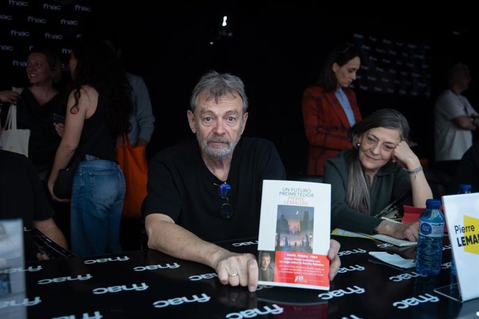 El escritor y guionista francés, Pierre Lemaitre, durante la firma de uno de sus ejemplares, en la Diada de San Jordi 2025, a 23 de abril de 2025, en Barcelona