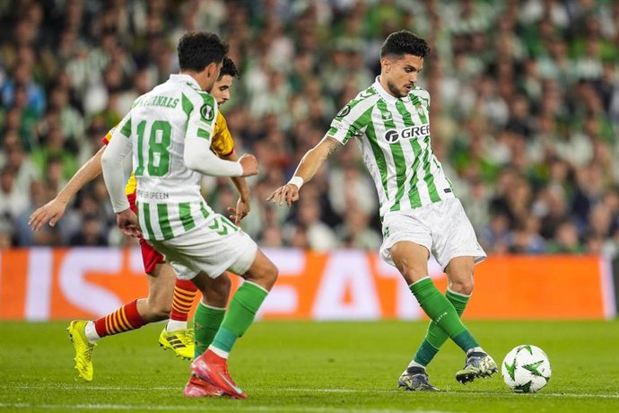 Marc Bartra, en un lance del juego en el último encuentro disputado en el Villamarín conrrespondiente a Conference League.