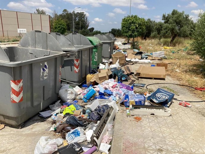Imagen de contenedores rodeados de basura en Utrera
