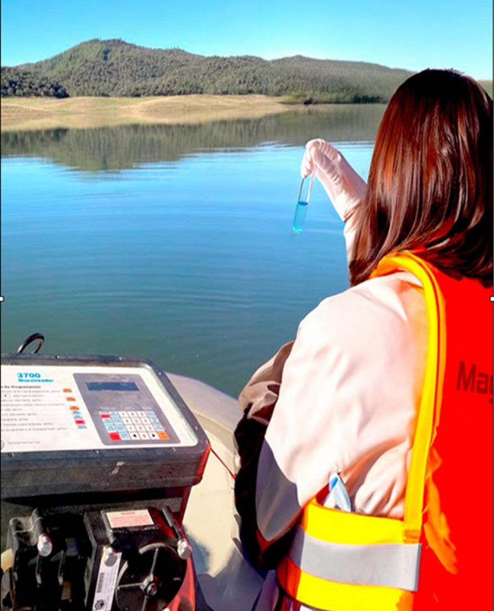 Tomas de muestra en el Embalse de Puente Nuevo.