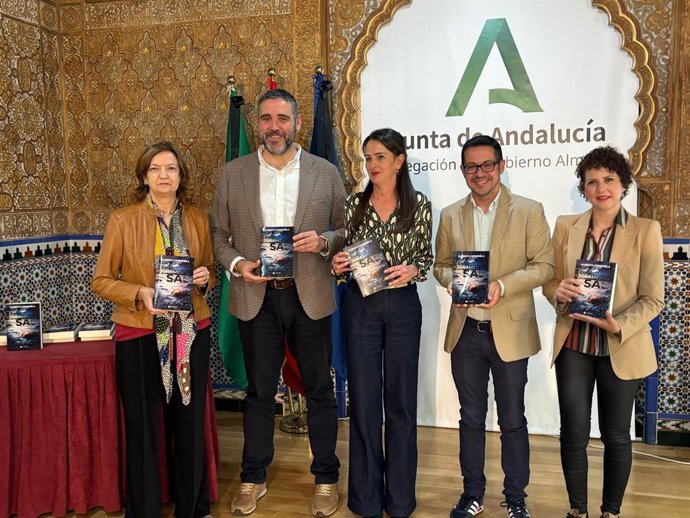 La Junta recibe en Almería 150 ejemplares de la novela 'El juramento de sal' donados por la editorial Círculo Rojo.