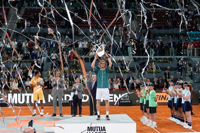 Archivo - El tenista ruso Andrey Rublev levantando el trofeo de campeón del Mutua Madrid Open 2025.