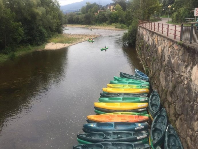 Archivo - Piragüistas en el descenso del río Sella.