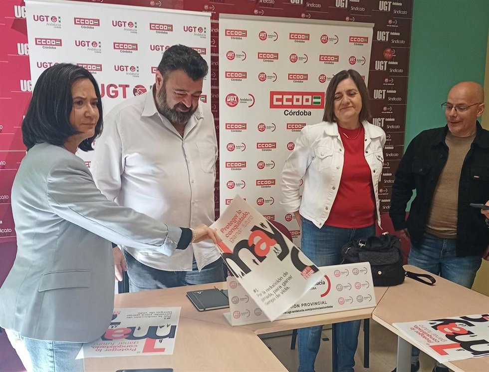 Palomares y Borrego (centro), muestran el cartel de la manifestación del 1 de Mayo en Córdoba.
