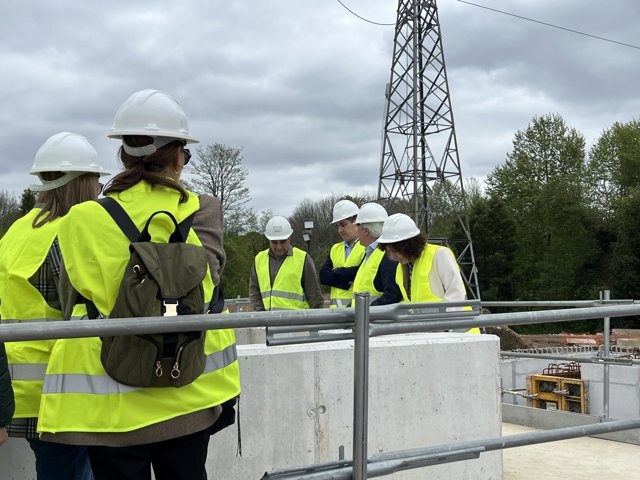 Autoridades durante la visita a la EDAR