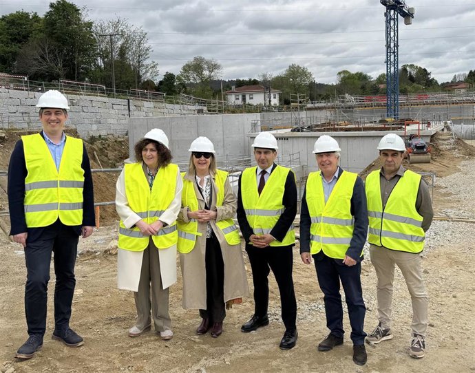 La alcaldesa de Santiago, Goretti Sanmartín, y el delegado del Gobierno, Pedro Blanco, han visitado las obras de la nueva EDAR, a 23 de abril de 2025.
