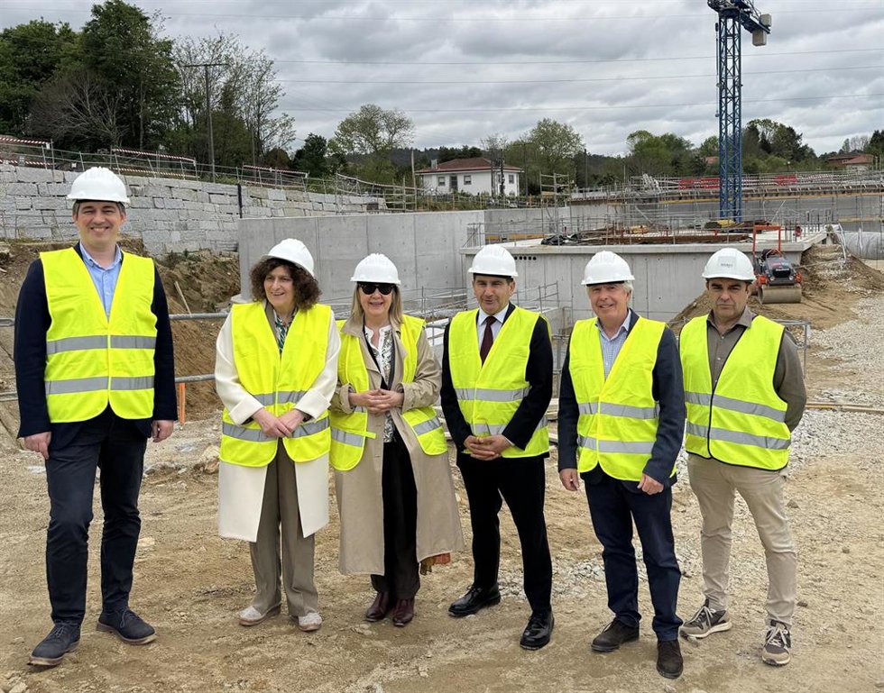 La alcaldesa de Santiago, Goretti Sanmartín, y el delegado del Gobierno, Pedro Blanco, han visitado las obras de la nueva EDAR, a 23 de abril de 2025.
