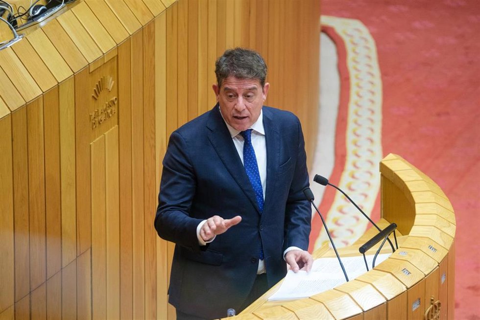El secretario general del PSdeG, José Ramón Gómez Besteiro, interviene durante el debate sobre el Estado de la Autonomía, a 23 de abril de 2025, en Santiago de Compostela, A Coruña, Galicia (España). Nuevas medidas en materia de vivienda y pasos para pr