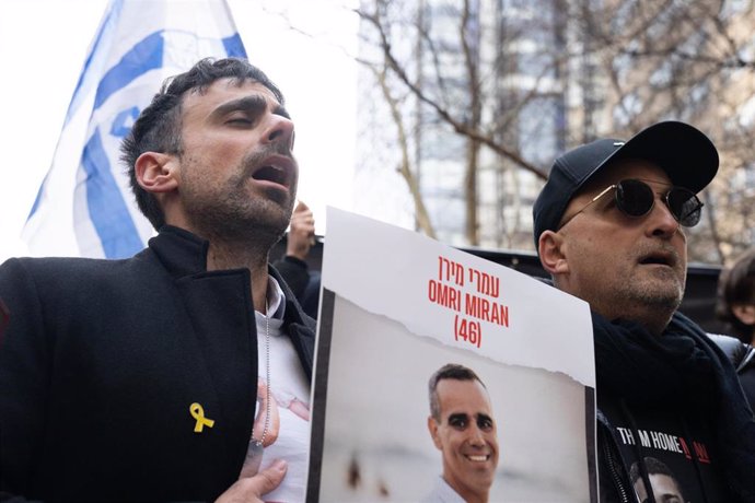 Archivo - Un familiar del rehén israelí Omri Miran se manifesta a favor de su liberación 