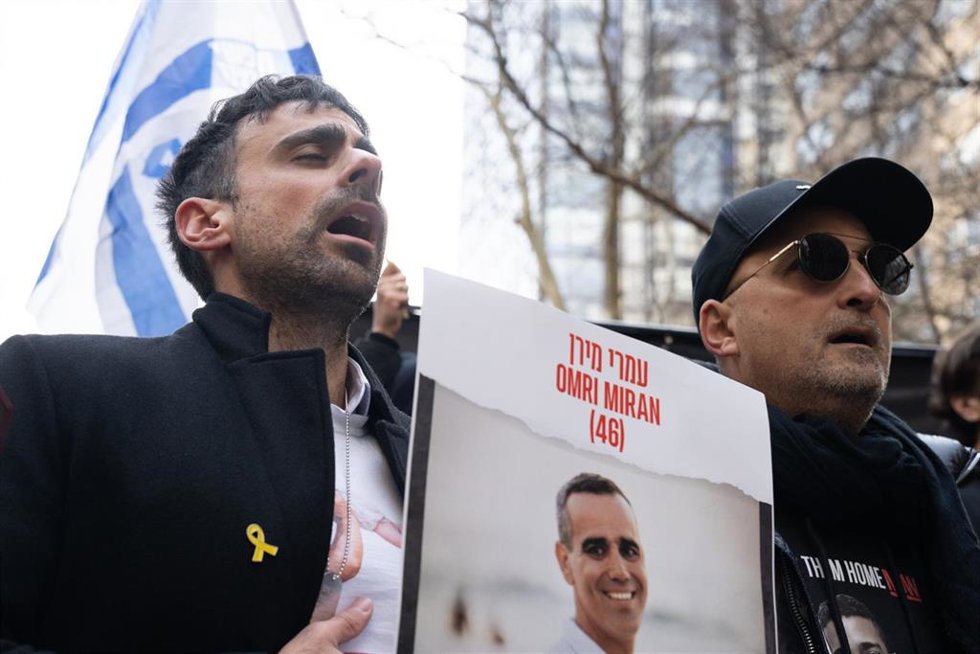 Archivo - Un familiar del rehén israelí Omri Miran se manifesta a favor de su liberación 