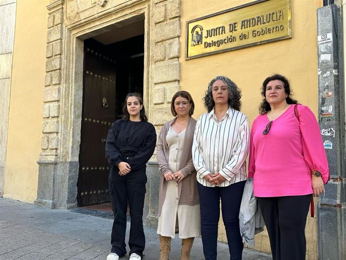 Dirigentes de IU y PCA de Córdoba ante la Delegación del Gobierno andaluz en Córdoba.