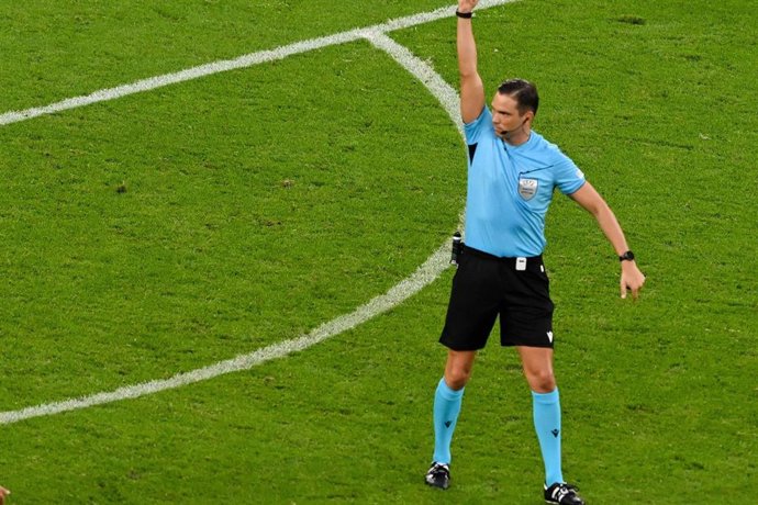 26 June 2024, North Rhine-Westphalia, Gelsenkirchen: Portugal's Cristiano Ronaldo (C) Receives A Yellow Card From Referee Sandro Scharer (R) For Complaining During The UEFA Euro 2024 Group F Soccer Match Between Georgia And Portugal At Arena Auf Schalke.