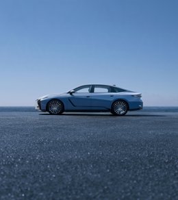 Lexus lanza la octava generación de su modelo ES en versiones híbrida y eléctrica, disponible para 2026.