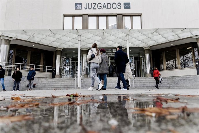 Archivo - Exterior de los juzgados de Plaza de Castilla durante la llegada a declarar de los policóias responsables del atestado a los juzgados de Plaza de Castilla, a 8 de enero de 2025, en Madrid (España).