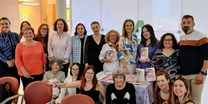 Presentación del libro 'Rosas rojas' en el Club de Lectura del Instituto Andaluz de la Mujer (IAM) en Almería.