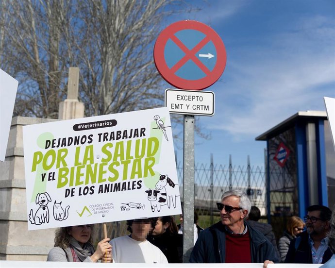 Archivo - Varias personas durante una manifestación contra la legislación sobre medicamentos veterinarios, que impide dispensarlos para tratar a animales a su cargo, a 28 de febrero de 2025, en Madrid (España). 