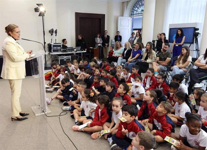 El Parlamento de Canarias abre sus puertas a escolares para festejar el Día del Libro