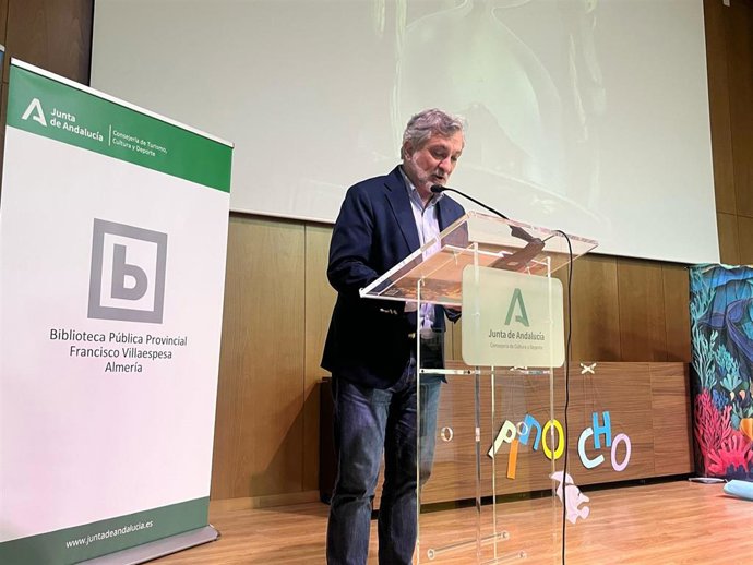 El vicepresidente y diputado de Bienestar Social, Ángel Escobar, en la lectura inclusiva del cuento de Pinocho.