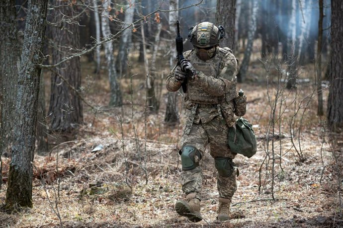 15 de abril de 2025, região de Kiev, Ucrânia: Um militar caminha com um rifle na floresta durante o treinamento de voluntários militares que se alistaram no serviço militar no âmbito do projeto "Contrato 18-24", região de Kiev, Ucrânia, em 15 de abril de 