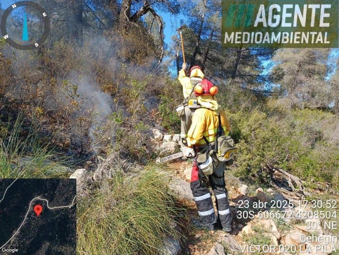 Efectivos del CEIS trabajan en la extinción de un conato de incendio en la Sierra de Burete, en Cehegín (Murcia)