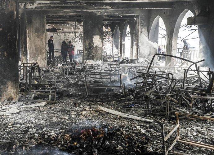 23 de abril de 2025, Cidade de Gaza, Faixa de Gaza, Palestina: Palestinos inspecionam os danos após um ataque israelense a uma escola que abriga palestinos desabrigados na Cidade de Gaza, em 23 de abril de 2025. Israel retomou sua campanha militar em Gaza