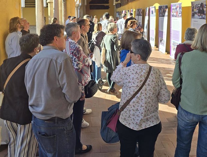 Asistentes a la inauguración de la exposición en la Mezquita-Catedral.