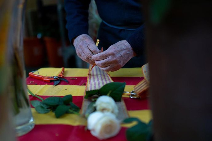 Preparación de un ramo de rosas, durante la Diada de Sant Jordi 2025, a 23 de abril de 2025, en Barcelona, Cataluña (España)
