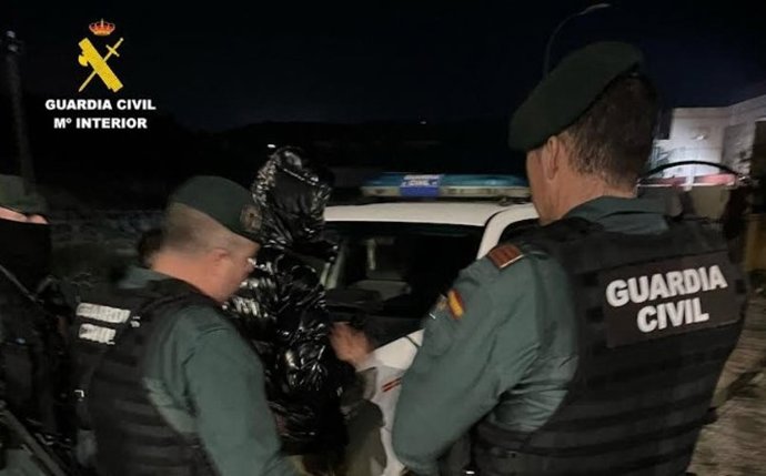 Agentes de la Benemérita durante la operación.