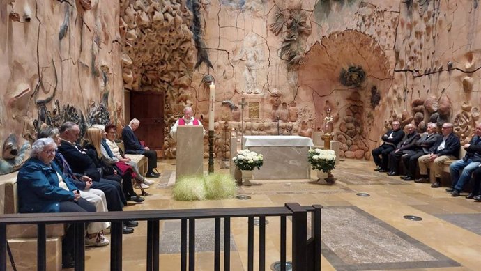 El obispo de Mallorca, Sebastià Taltavull, oficia el rezo del rosario en memoria del papa Francisco.