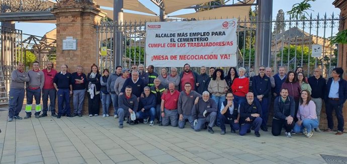 Protesta de la plantilla del cementerio municipal de Sevilla