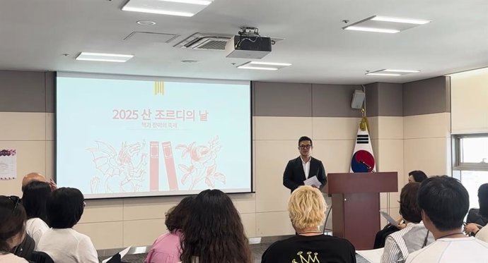 Presentación del cómic en línea --webtoon-- de la leyenda de Sant Jordi, en el marco de las actividades programadas por las delegaciones del Govern en el exterior para llevar la Diada de Sant Jordi a 76 ciudades de 25 países.