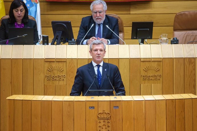 El presidente de la Xunta de Galicia, Alfonso Rueda, interviene durante el debate sobre el Estado de la Autonomía, a 23 de abril de 2025, en Santiago de Compostela, A Coruña, Galicia (España). Nuevas medidas en materia de vivienda y pasos para profundizar