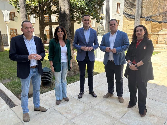 El secretario general del PSOE de Jaén, Juan Latorre, reunido con los cuatro parlamentarios socialistas jiennenses en Andalucía.