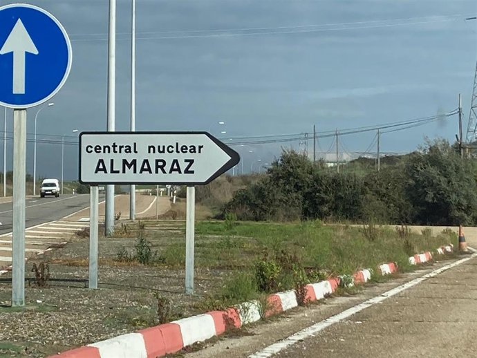 Archivo - Señal hacia la Central Nuclear de Almaraz.