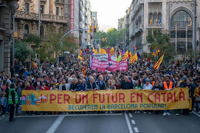 Cientos de personas durante una manifestación por la situación del catalán, a 23 de abril de 2025, en Barcelona, Catalunya (España)