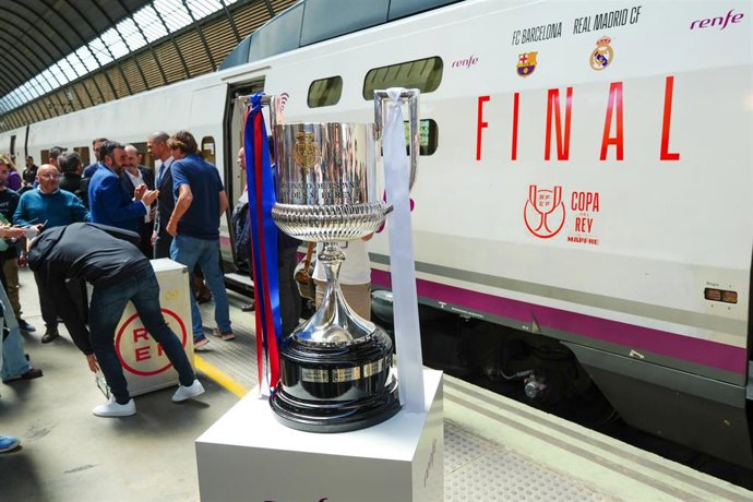 La Copa del Rey de fútbol llega a Sevilla de manos de los futbolistas Julio Salinas y Pepe. A 23 de abril de 2025 en Sevilla, Andalucía (España). La Copa del Rey de fútbol ha llegado a Sevilla a bordo de un tren AVE especialmente vinilado con motivo de la