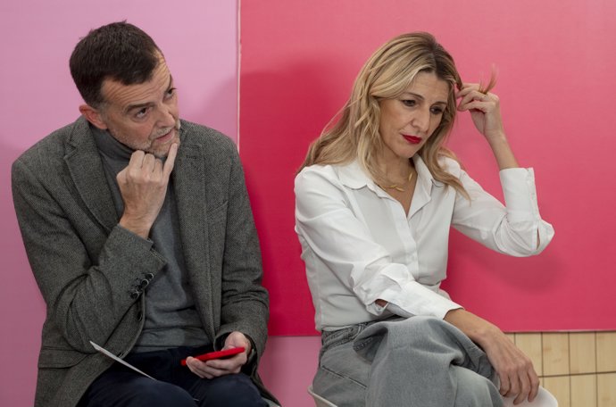 El coordinador general de IU, Antonio Maíllo, y la vicepresidenta segunda y ministra de Trabajo y Economía Social, Yolanda Díaz, durante una cumbre de Sumar junto a ministros y diferentes portavoces que integran la coalición. 