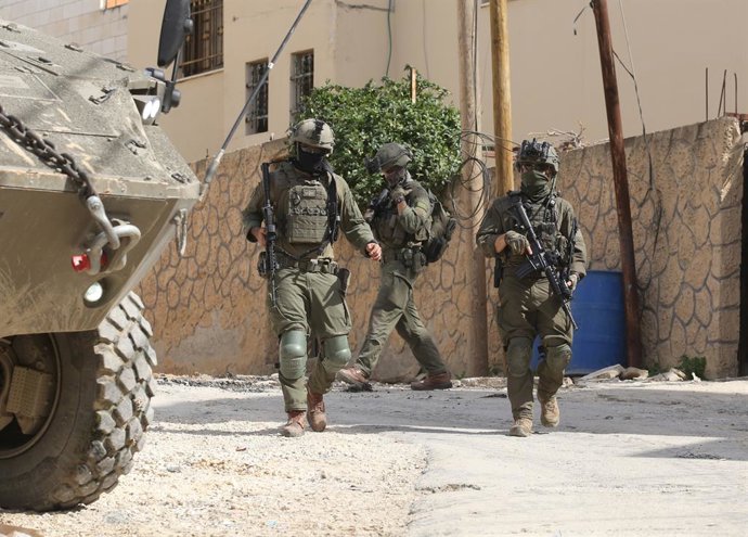 Archivo - JENIN, 4 de março de 2025 -- Soldados israelenses são vistos durante uma operação militar na cidade de Jenin, na Cisjordânia, em 4 de março de 2025. O exército israelense matou na terça-feira um comandante sênior das Brigadas Qassam e outro pale