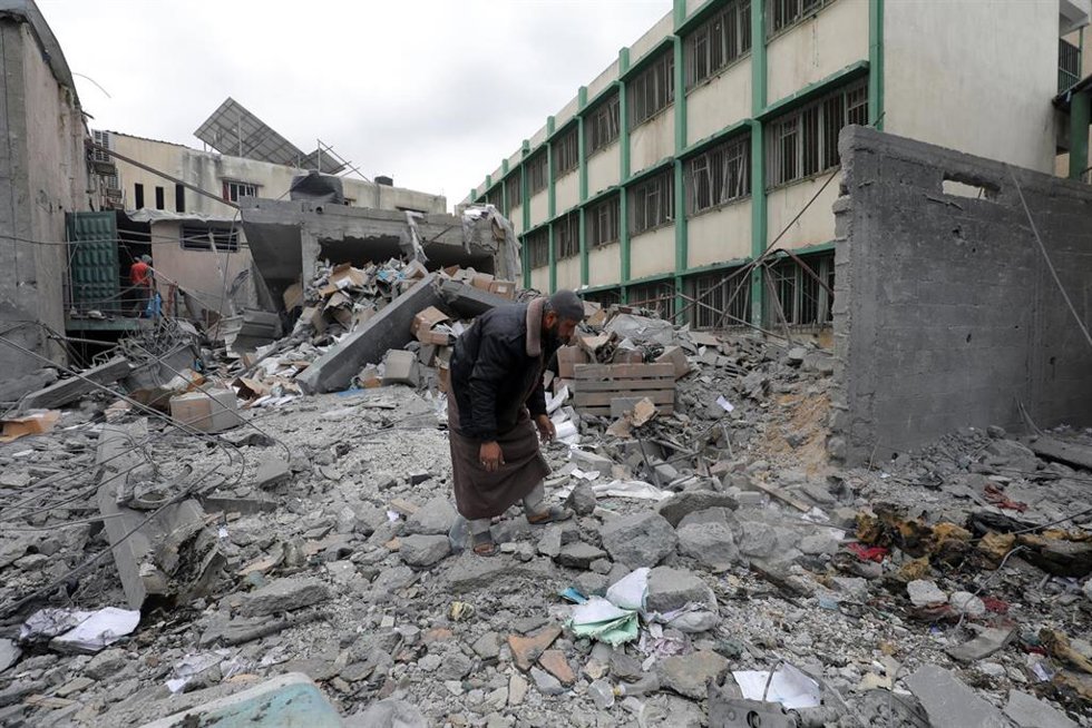 Un hombre inspecciona los daños en un edificio en Deir al Balá después de un ataque aéreo israelí (archivo)