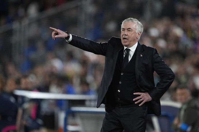 Carlo Ancelotti, técnico do Real Madrid, gesticula durante a partida de futebol da Liga Espanhola, LaLiga EA Sports, disputada entre Getafe CF e Real Madrid no estádio Coliseum de Getafe em 23 de abril de 2025, em Getafe, Espanha.