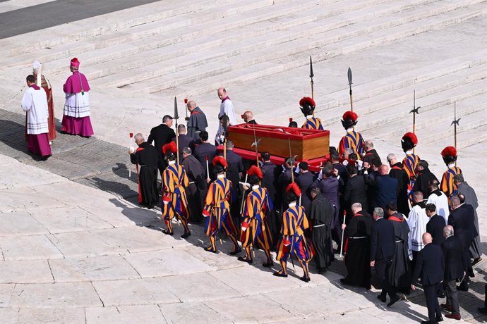 O caixão do Papa Francisco é transferido para a Basílica de São Pedro, na Cidade do Vaticano