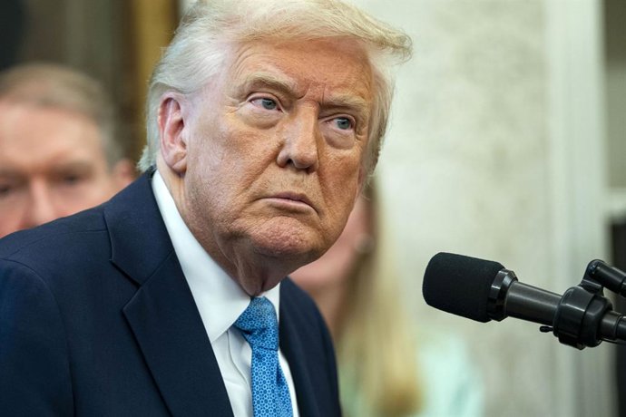 22 de abril de 2025, Washington, Distrito de Columbia, EUA: O presidente dos Estados Unidos, Donald Trump, fala durante a cerimônia de posse de Paul Atkins como presidente da Comissão de Valores Mobiliários no Salão Oval da Casa Branca em Washington, DC