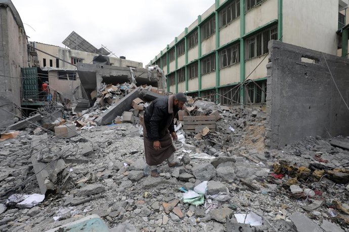 13 de abril de 2025, Deir El-Balah, Faixa de Gaza, Território Palestino: Palestinos inspecionam os danos no prédio da prefeitura de Deir al-Balah depois que um ataque aéreo israelense matou três pessoas e feriu outras, em Deir al-Balah, no centro da Faixa