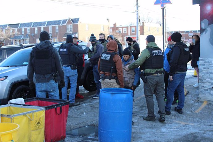 Archivo - January 28, 2025, Philadelphia, Pa, United States: Federal agents arrest an illegal migrant during a worksite enforcement operation at a car wash, January 28, 2025, in Philadelphia, Pennsylvania.