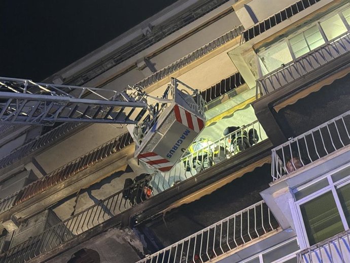 Efectivos de Bomberos de la Comunidad de Madrid rescatan a los vecinos de una vivienda en Móstoles donde se ha originado un incendio