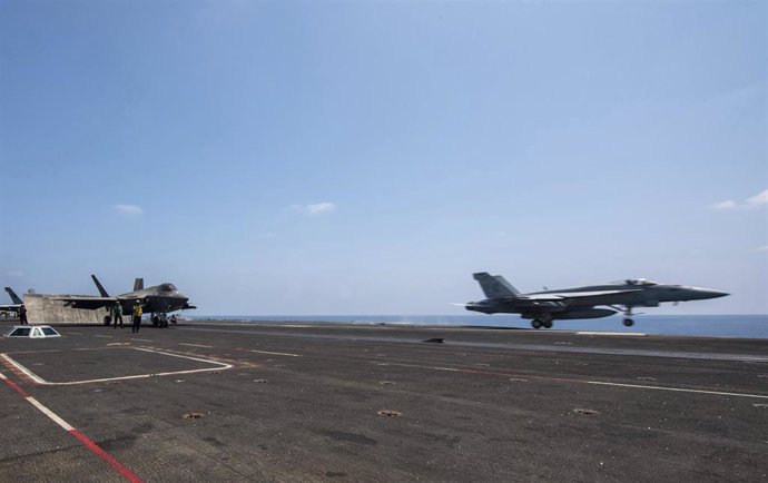 Un avión de combatede la Armada de Estados Unidos durante la operación en el mar Rojo contra los hutíes